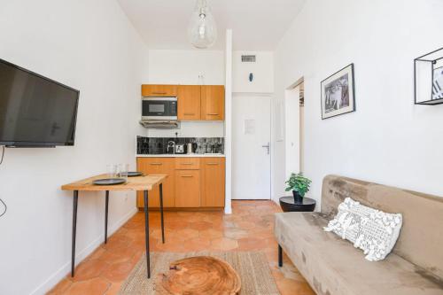 un salon avec un canapé et une table dans l'établissement Chez Pagnol - Appart 1 ch - St-Charles, à Marseille