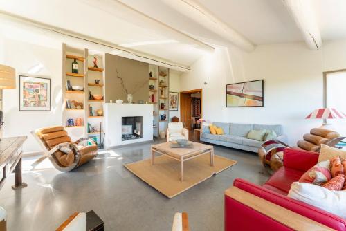 Ruang duduk di Maison d'architecte avec piscine
