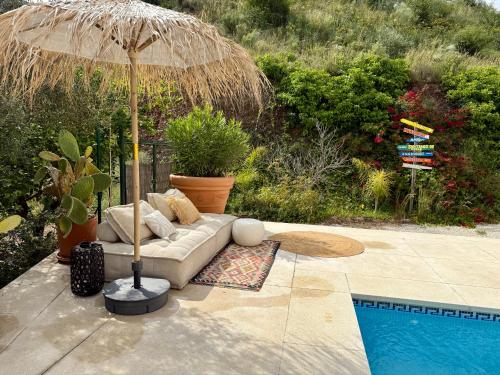 Πισίνα στο ή κοντά στο Authentic Luxury Villa in Oasis with Pool close to Malaga