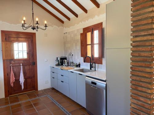 Η κουζίνα ή μικρή κουζίνα στο Authentic Luxury Villa in Oasis with Pool close to Malaga