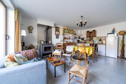 un salon avec un canapé et une table dans l'établissement Le refuge du Marquis : Agréable T3 avec terrasse, à Marsanne