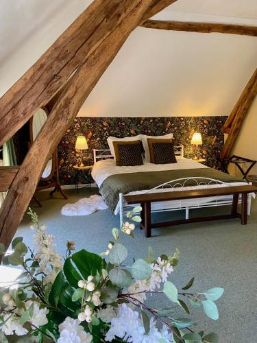 - une chambre avec un lit et un banc dans l'établissement Domaine la Cabane, à Dégagnac