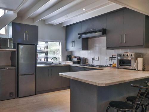 Una cocina o cocineta en The Fisherman's LAB Cabin