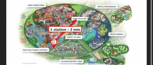 une carte d'un parc à thème avec un panneau d'arrêt dans l'établissement Beautiful Apartment Disneyland Paris, à Magny-le-Hongre