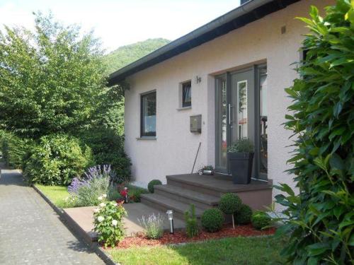 a house with a bunch of plants in front of it at Ferienwohnung Zum Geisberg in Ockfen