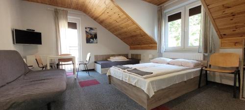 a bedroom with a bed and a couch at Dom Goscinny Skarpa in Krynica Zdrój