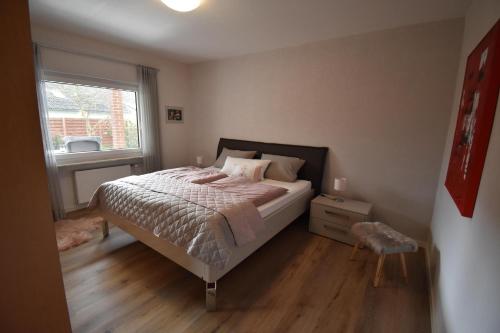 a bedroom with a bed and a window at Ferienwohnung Zum Geisberg in Ockfen