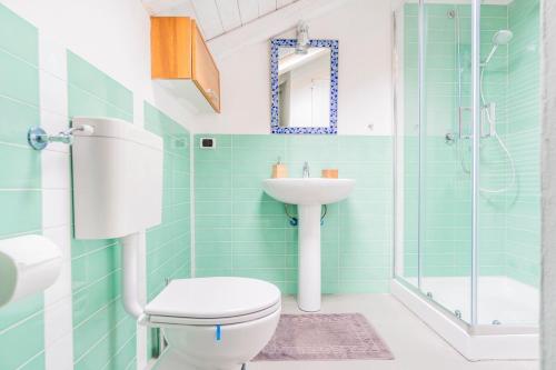 a bathroom with a toilet and a sink and a shower at Cascina Petricore - Elegante dimora tra le colline del Monferrato in Moncalvo