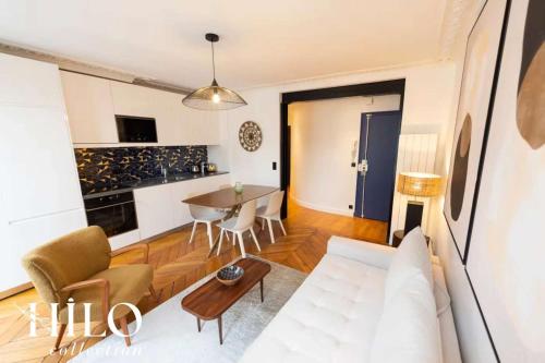 un salon avec un canapé et une table dans l'établissement HILO Suite Paris Zola - 4pers - 35m2, à Paris