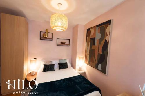une chambre avec un lit et un tableau au mur dans l'établissement HILO Suite Paris Zola - 4pers - 35m2, à Paris