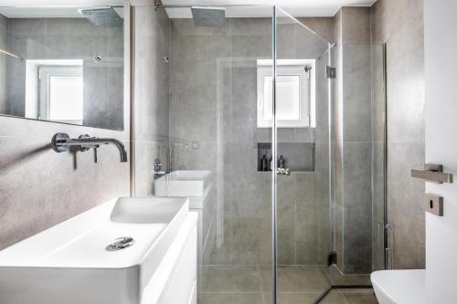 Modern Two-Bedroom Haven near Paleo Faliro Beach