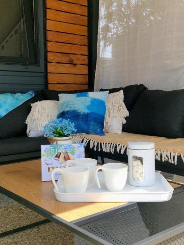 Ruang duduk di ANDESA Mobile Home Pirovac- Perfect vacation in a campsite with a pool, few steps from the sea!