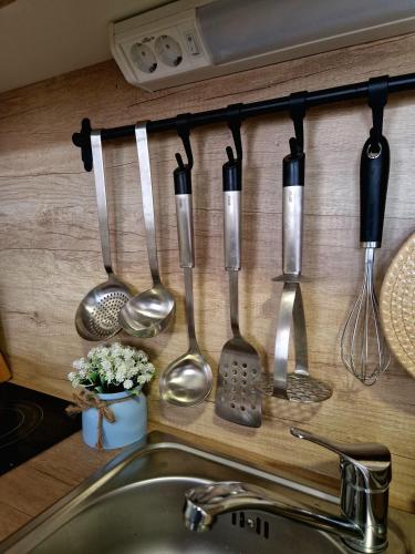 Dapur atau dapur kecil di ANDESA Mobile Home Pirovac- Perfect vacation in a campsite with a pool, few steps from the sea!
