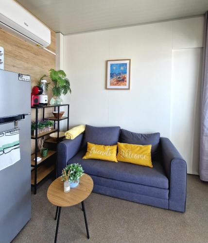 Dapur atau dapur kecil di ANDESA Mobile Home Pirovac- Perfect vacation in a campsite with a pool, few steps from the sea!