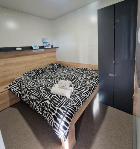 Katil atau katil-katil dalam bilik di ANDESA Mobile Home Pirovac- Perfect vacation in a campsite with a pool, few steps from the sea!