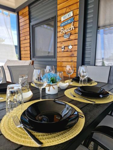 Minuman di ANDESA Mobile Home Pirovac- Perfect vacation in a campsite with a pool, few steps from the sea!