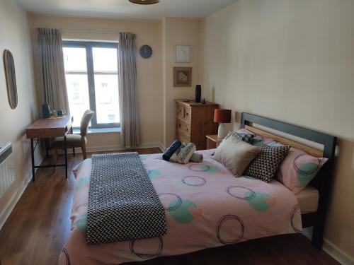 Postel nebo postele na pokoji v ubytování Swallows Nest - spacious bright double bedroom with ensuite bathroom