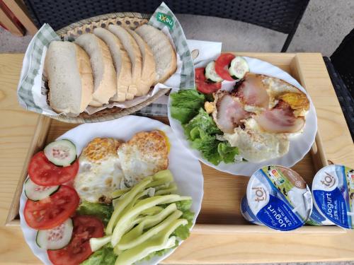Makanan di atau berdekatan apartmen