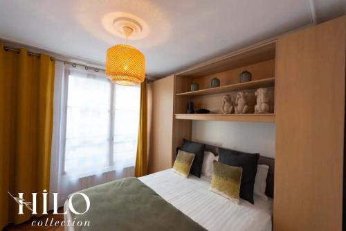 une chambre avec un lit et une fenêtre dans l'établissement HILO Suite Paris Stendhal - 6pers - 70m2, à Paris