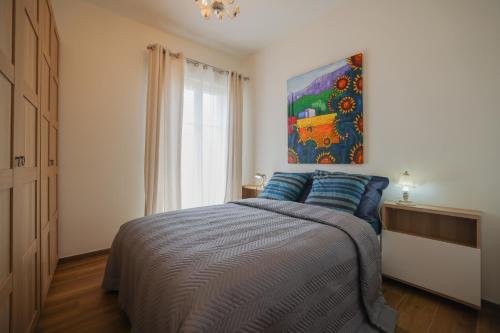 une chambre avec un lit et un tableau au mur dans l'établissement Appartement Gare Nice Ville, à Nice