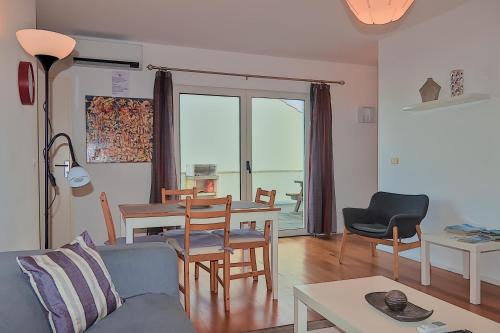 a living room with a couch and a table at Downtown Praia da Vitória AL in Praia da Vitória