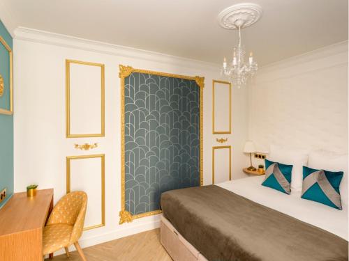 une chambre avec un lit, un bureau et un lustre dans l'établissement Merveil - Luxury Suite - Marais - Saint Martin I, à Paris