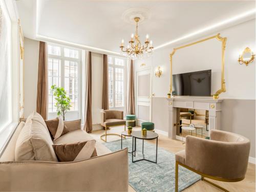 salon z kanapą i lustrem w obiekcie Merveil - Luxury Suite - Marais - Saint Martin I w Paryżu