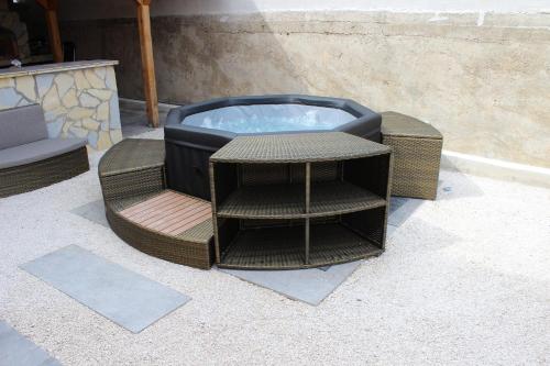 a patio with a hot tub and a table and chairs at MM Villa, Strandnahe Villa mit Pool & Whirlpool in Kruševo in Kruševo