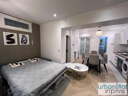 une chambre avec un lit et une salle à manger dans l'établissement Urban Flat 178 - Cosy 2 Bedroom in center of Paris, à Paris