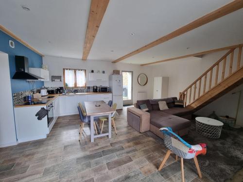 un salon avec un canapé et une table dans l'établissement Gîte de Larina, à Hières-sur-Amby