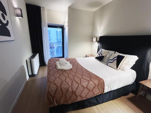 une chambre avec un lit et une grande fenêtre dans l'établissement Urban Flat 133 - Ponceau 4 Bedroom Apartment, à Paris