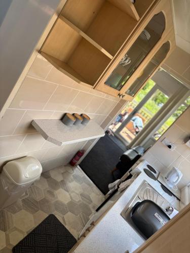 an overhead view of a small kitchen with a sink at Seaside Chalet Mablethorpe in Mablethorpe