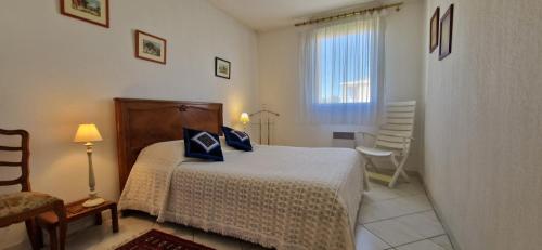 une chambre avec un lit, une chaise et une fenêtre dans l'établissement Le Belvédère, Air Conditioning, Freepark 6p, à Aix-en-Provence