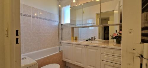 une salle de bain avec un lavabo, une baignoire et des toilettes dans l'établissement Le Belvédère, Air Conditioning, Freepark 6p, à Aix-en-Provence