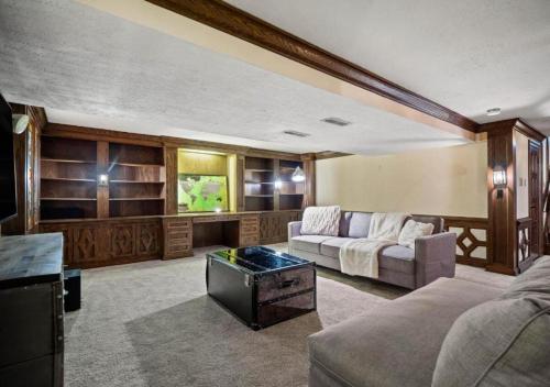 a living room with a couch and a table at Unique Estate 5 Bedrooms Fire Pit Sleeps 10 in Akron