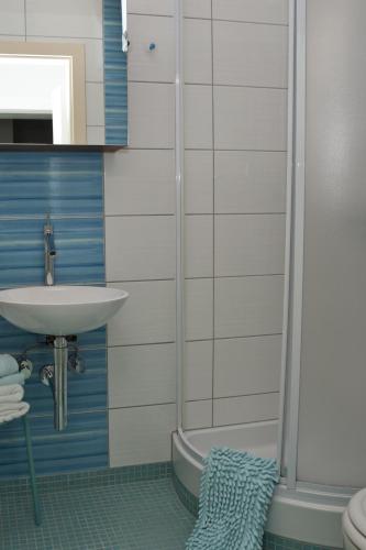 a bathroom with a sink and a shower at Haus Zinnauer in Velden am Wörthersee