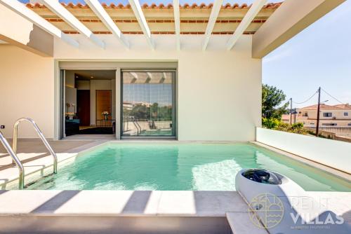 Bazén v ubytování RVG Luxury Houses with private pools in Porto Heli nebo v jeho okolí