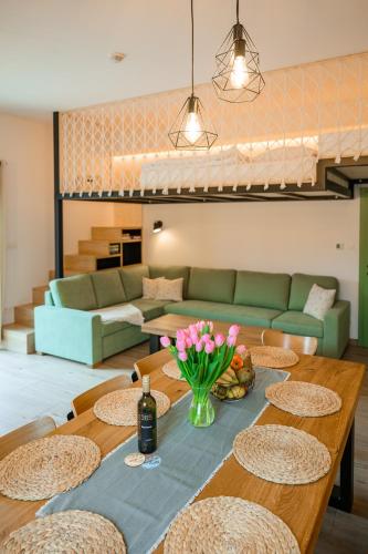 Dom pri jazere, Bešeňová