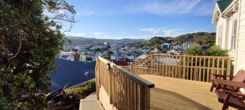 ウェリントンにあるNewtown Camp de Luxeの街の景色を望むバルコニー