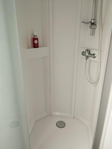 une salle de bain avec douche et toilettes dans l'établissement domaine de la sainte baume, à Nans-les-Pins