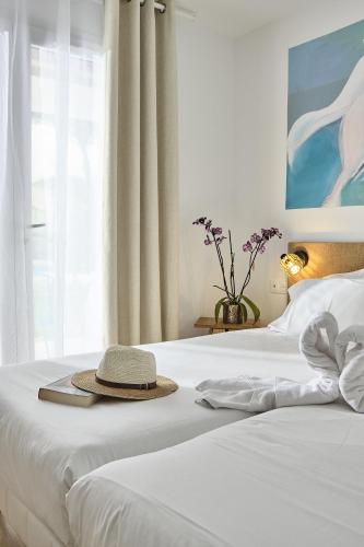 Кровать или кровати в номере Artemia Aigues-Mortes - Hotel avec piscine