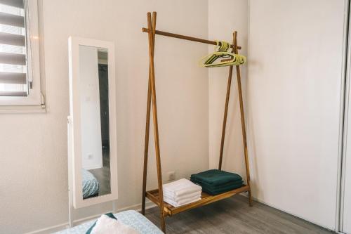 - un dressing avec un miroir et une chaise dans l'établissement Magnifique T3-terrasse-parking-Centre ville-AD, à Carcassonne