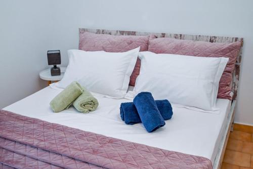 - un lit avec 2 oreillers bleus dans l'établissement Blue Waves, à Káto Ássos