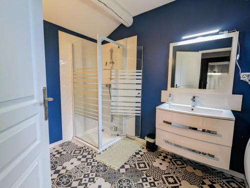 Koupelna v ubytování Studio du petit caillou en Drôme provençale , jacuzzi privatif en supplément