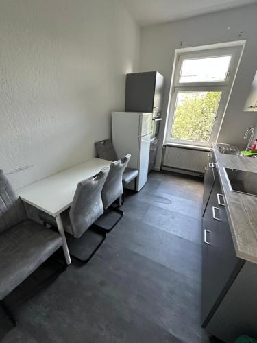 a small kitchen with a table and a refrigerator at Bezaubernde Ferien- und Monteurswohnung Nahe Leipziger Zentrum in Leipzig