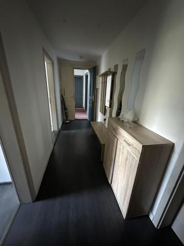 a hallway of an empty room with wooden cabinets at Bezaubernde Ferien- und Monteurswohnung Nahe Leipziger Zentrum in Leipzig