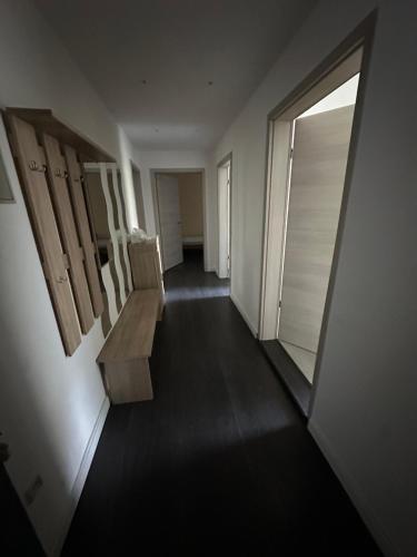 an empty hallway with a bench and a door at Bezaubernde Ferien- und Monteurswohnung Nahe Leipziger Zentrum in Leipzig