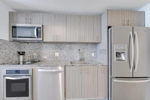 Dapur atau dapur kecil di Stylish Studio with Pool View at the Heart of Downtown Doral