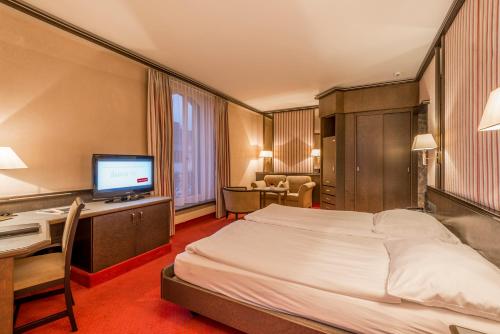 Ένα ή περισσότερα κρεβάτια σε δωμάτιο στο Hotel Monopol Luzern