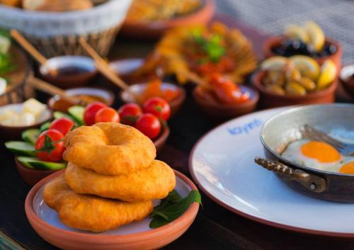 una mesa con platos de comida y tazones de comida en La Local Beach House Yalıkavak, en Yalıkavak